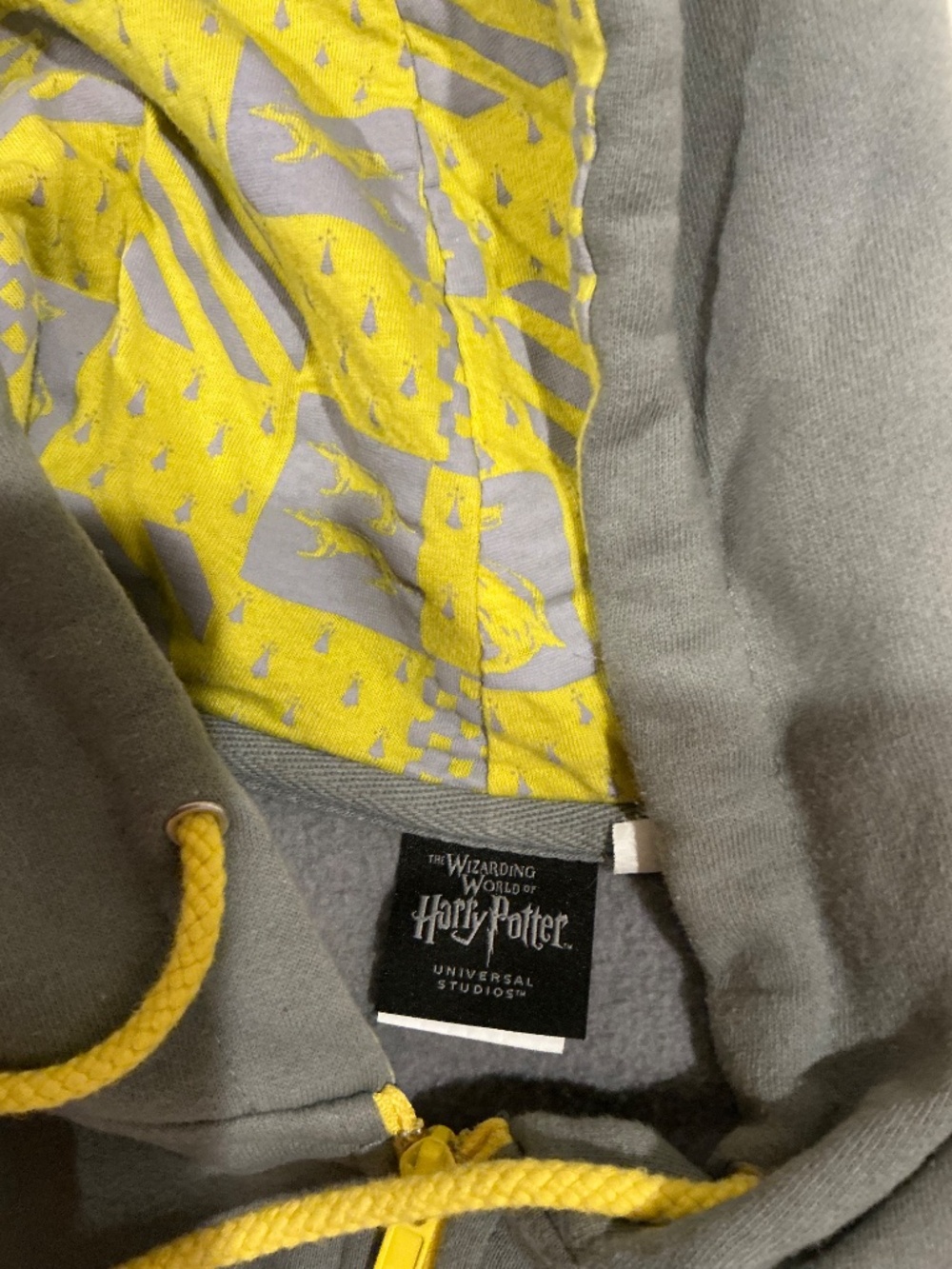 Harry Potter Hufflepuff sweatshirt size L - Picture 2 of 6